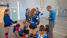 Valmentaja Mikael Lehtinen miettii pelaajajärjestystä ennen toisen erän alkua Karkkilan tyttöjä vastaan.