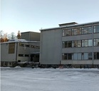 Urheilupuiston koulun salin sisäänkäynti näistä rappusista ja heti aulasta vasemmalle yhdet rappuset ylöspäin